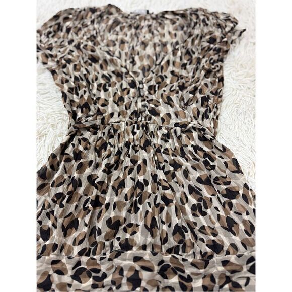 Adorable Cheetah print silk blouse brown, tan and black blouse by BCBG Maxazria - Picture 2 of 7